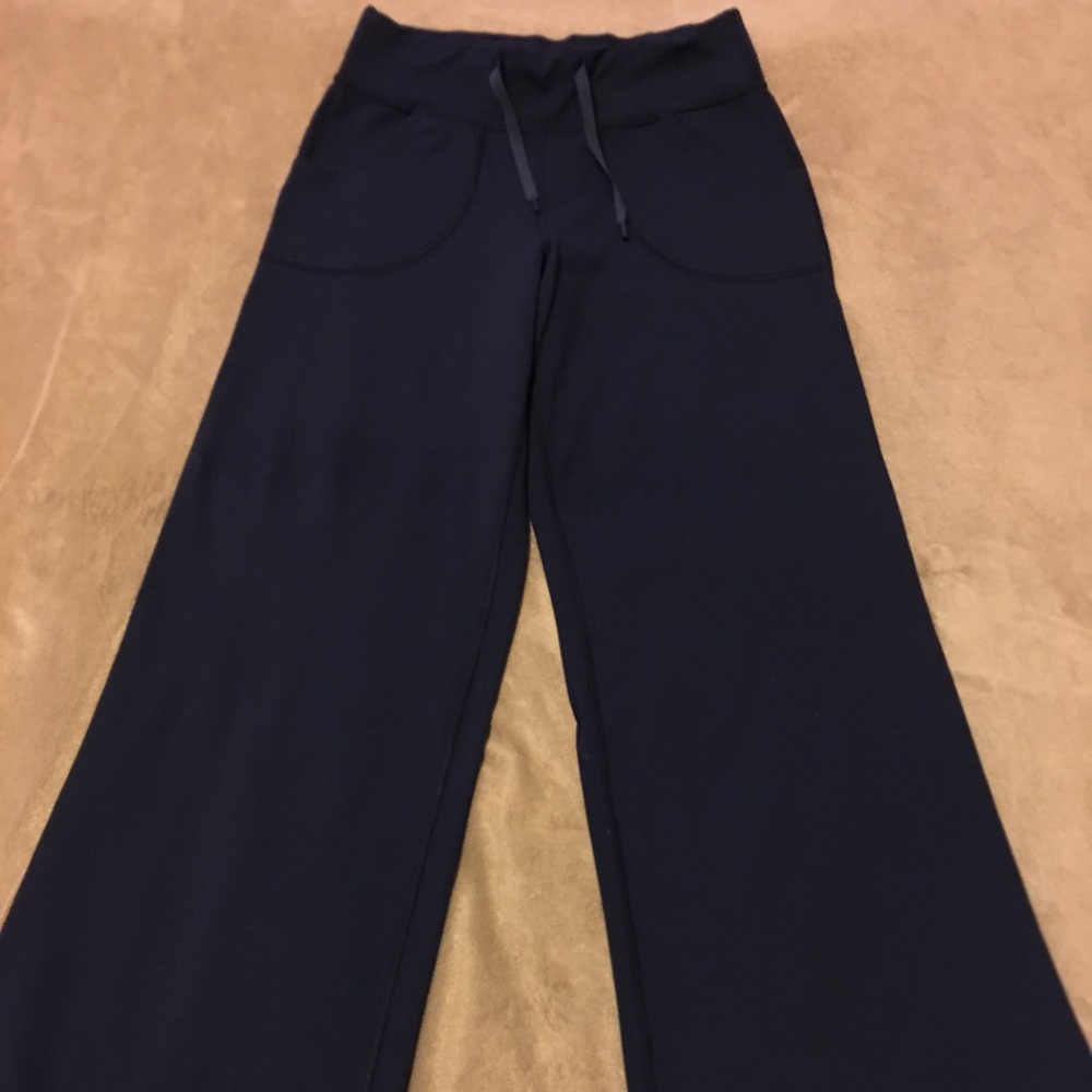 EUC Lululemon Wide Leg Navy Still Pant. Size 6.